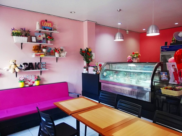 Pink Plate Meals and Cakes　店内